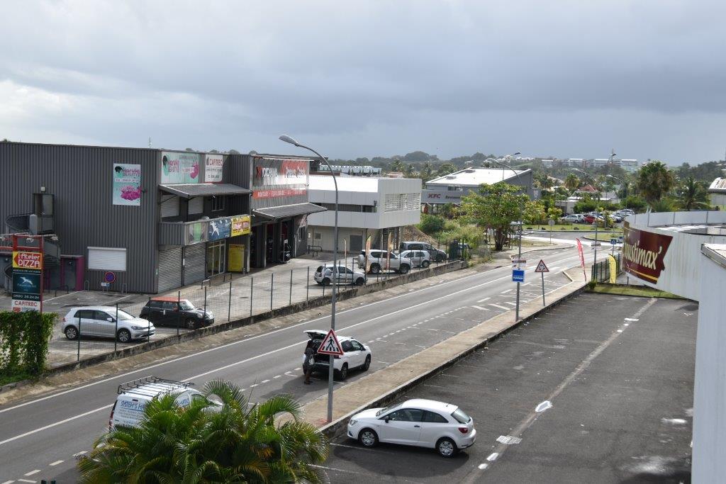 Voie de circulation dans la ZAC de Colin à Petit-Bourg